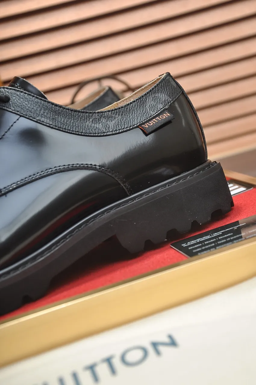 Men's men's shoes 💰560💶 [LV] (original single cowhide lining) 🍀LV's latest genuine leather business suit shoes are launched simultaneously on the official website. The first-layer cowhide imported from Italy is made of heavy gold, 💥1:1 rubber outsole from the official website. Versatile to wear, high-end without losing class, and the color combination is extraordinary. This four-season style is alluring when worn on your feet, showing off your big-name flair. Standard code 38-44 (45 customized)